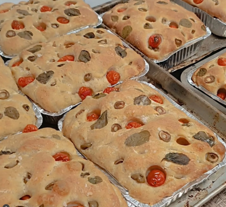 Focaccia (tomate cereja, azeitona e manjericão)
