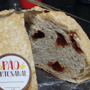 Rústico com crosta de gergelim recheado com goiabada