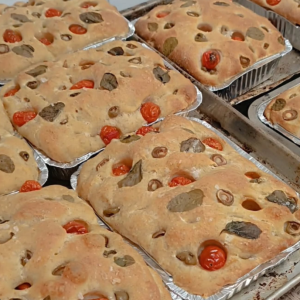 Focaccia (tomate cereja, azeitona e manjericão)